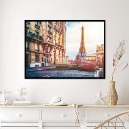 Plakat w ramie Wieża Eiffla w Paryżu, widok z maleńkiej ulicy
