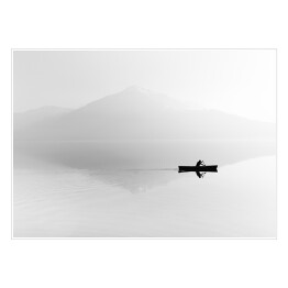 Plakat samoprzylepny Mgła nad jeziorem z sylwetką mężczyzny na łodzi
