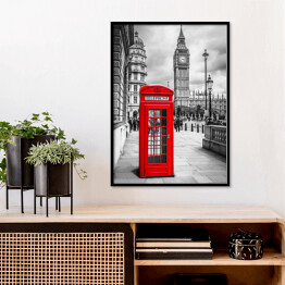 Plakat w ramie Czerwona budka telefoniczna w Londynie w odcieniach szarości