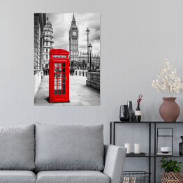 Plakat samoprzylepny Czerwona budka telefoniczna w Londynie w odcieniach szarości