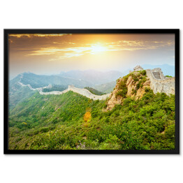 Plakat w ramie Wspaniały Wielki Mur Chiński podczas zachodu słońca