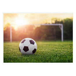 Plakat samoprzylepny Piłka nożna w blasku zachodzącego słońca