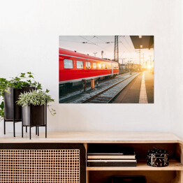 Plakat Piękna stacja kolejowa z czerwoną kolejką o zmierzchu