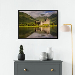 Obraz w ramie Widok na zamek nad jeziorem, Szkocja