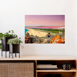 Plakat samoprzylepny Panoramiczny widok przy różowym jeziorze podczas zmierzchu 