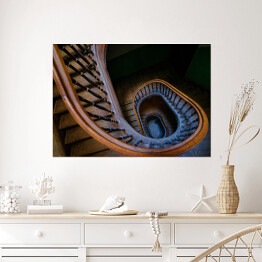 Plakat Piękne stare drewniane ślimakowate schody w niebieskim świetle