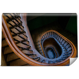 Fototapeta Piękne stare drewniane ślimakowate schody w niebieskim świetle