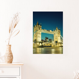 Plakat Tower Bridge w Londynie o zmierzchu