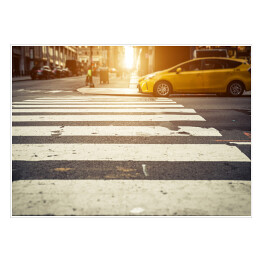 Plakat Przejście dla pieszych w Nowym Jorku z żółtą taksówką w oddali
