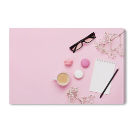 Obraz na płótnie Kawa, ciasto makaron, czysty notatnik, okulary i kwiat na różowym stole