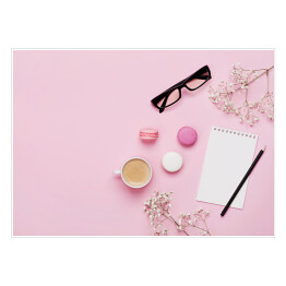Plakat Kawa, ciasto makaron, czysty notatnik, okulary i kwiat na różowym stole