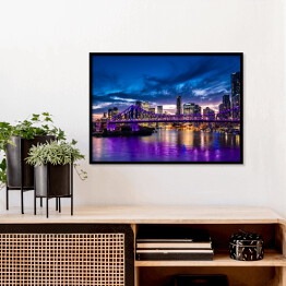 Plakat w ramie Panorama miasta Brisbane w Australii rozświetlona purpurowymi światłami