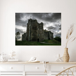 Plakat samoprzylepny Zamek Doune w Szkocji tuż przed burzą