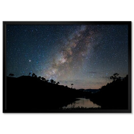 Plakat w ramie Krajobraz nieba pełnego gwiazd nad rzęką otoczoną drzewami