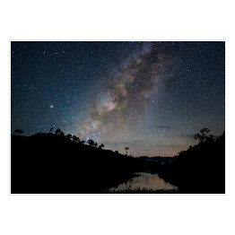 Plakat samoprzylepny Krajobraz nieba pełnego gwiazd nad rzęką otoczoną drzewami