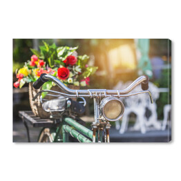 Obraz na płótnie Rower z bukietem kwiatów w koszyku w stylu vintage 