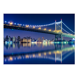 Plakat Piękny widok w nocy z oświetleniem mostu Roberta F. Kennedy'ego na rzece East River w kierunku panoramy Nowego Jorku 