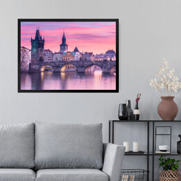 Obraz w ramie Charles most w Pradze podczas zmierzchu z różowym niebem w tle