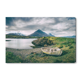 Obraz na płótnie Islandia - opuszczona łódź przy jeziorze