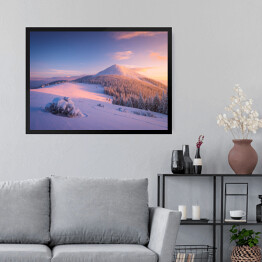 Obraz w ramie Zimowy krajobraz ze szczytem górskim