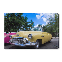Obraz na płótnie Amerykański żółty kabriolet zaparkowany w Hawanie na Kubie 
