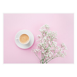 Plakat Poranna kawa i białe kwiaty na różowym blacie