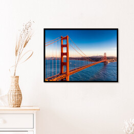 Plakat w ramie Most Golden Gate na tle błękitu wody i nieba