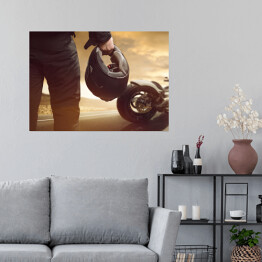 Plakat Motocyklista stojący z kaskiem na drodze