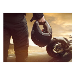 Plakat Motocyklista stojący z kaskiem na drodze
