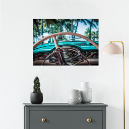 Plakat Widok z wnętrza kabiny amerykańskiego samochodu zabytkowego na plaży z widokiem na Morze Karaibskie 