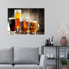 Plakat Cztery kufle z piwem na drewnianym tle