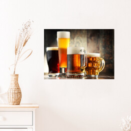 Plakat Cztery kufle z piwem na drewnianym tle