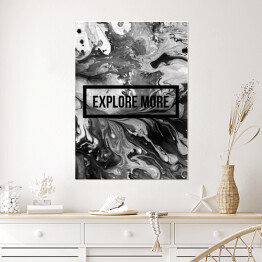 Plakat "Odkryj więcej" - motywacyjny cytat na abstrakcyjnym płynnym tle