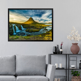 Obraz w ramie Rozwiane chmury nad Górą Kirkjufell w Islandii 