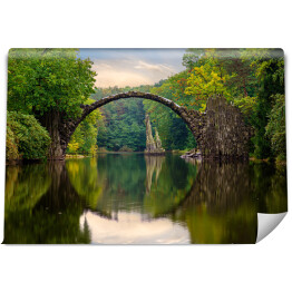 Fototapeta Odbijający się most w tafli rzeki w Parku Kromlau w Niemczech