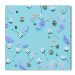 Obraz na płótnie Wielobarwne pióra i kwiaty na niebieskim tle 