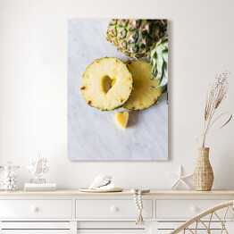 Obraz na płótnie Ananas i jego plaster z wyciętym kształtem serca