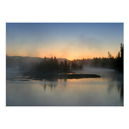 Plakat Kolorowe niebo nad lasem koło jeziora, Yellowstone