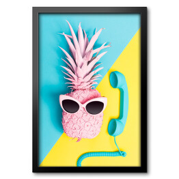 Obraz w ramie Różowy ananas z okularami przeciwsłonecznymi i niebieskim telefonem