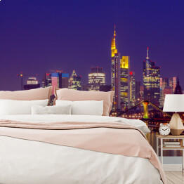 Fototapeta samoprzylepna Panorama Frankfurtu nocą z widokiem na drapacze chmur w centrum miasta