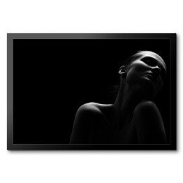 Obraz w ramie Piękna kobieta z zamkniętymi oczami na czarnym tle 