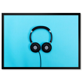 Plakat w ramie Ciemne słuchawki na niebieskim tle