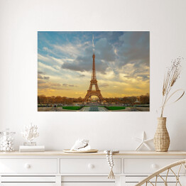 Plakat samoprzylepny Wieża Eiffela oświetlana złotymi promieniami słońca