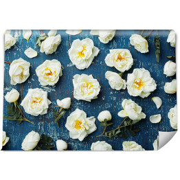 Fototapeta samoprzylepna Białe kwiaty róż na ciemnym tle