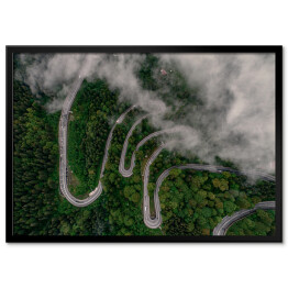 Plakat w ramie Droga wijąca się wśród mglistych wzgórz w Rumunii o poranku