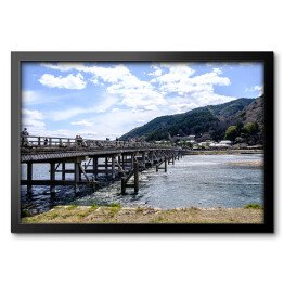 Obraz w ramie Turyści na moście Togetsukyo w Japonii