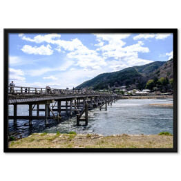 Plakat w ramie Turyści na moście Togetsukyo w Japonii