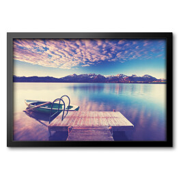 Obraz w ramie Samotna łódka nad jeziorem w odcieniach różu i fioletu