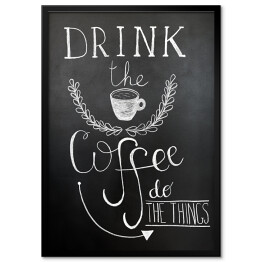 Plakat w ramie "Pij kawę, rób rzeczy" - napis na tablicy