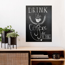 Plakat samoprzylepny "Pij kawę, rób rzeczy" - napis na tablicy